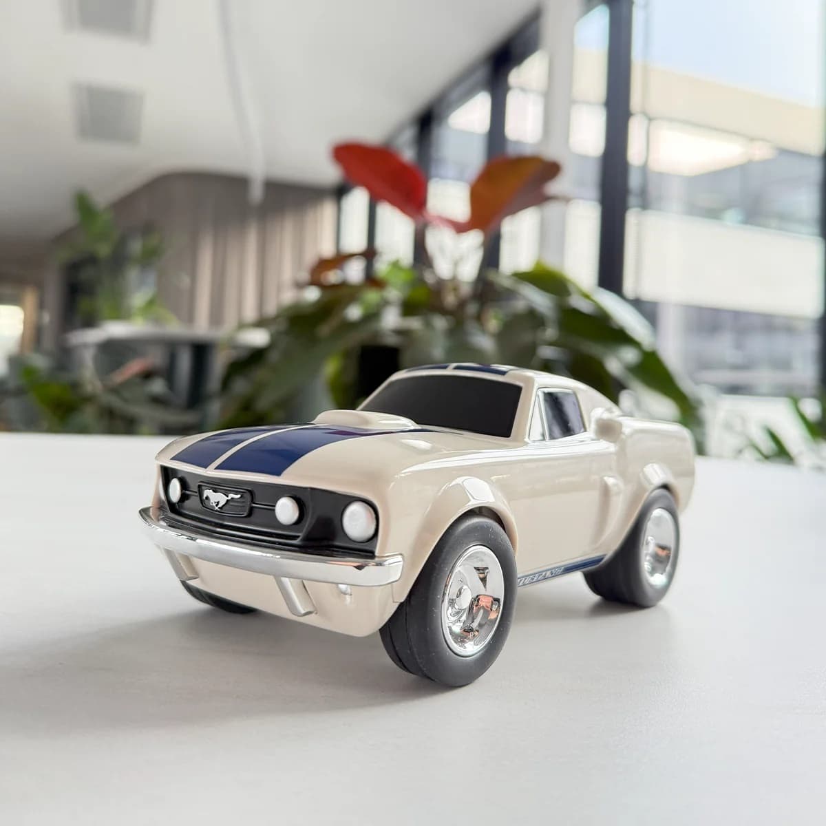 Baghera Mașinuță Ford Mustang 1966 Ivory – Mașinuță de Colecție Premium18cm - Imagine principală
