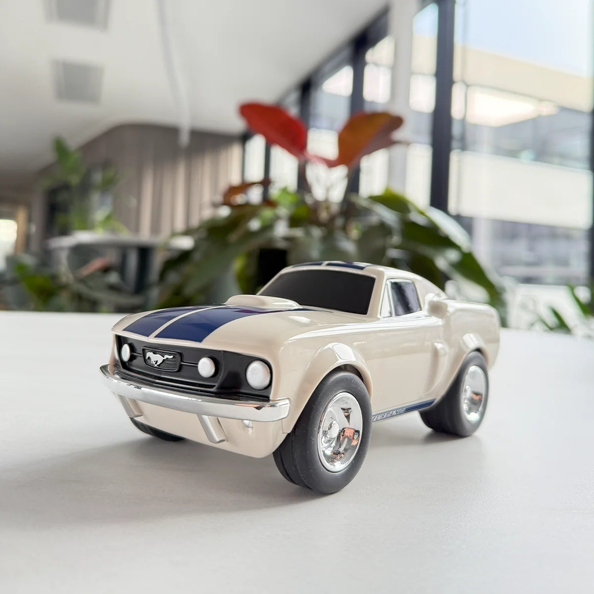 Baghera Mașinuță Ford Mustang 1966 Ivory – Mașinuță de Colecție Premium18cm
